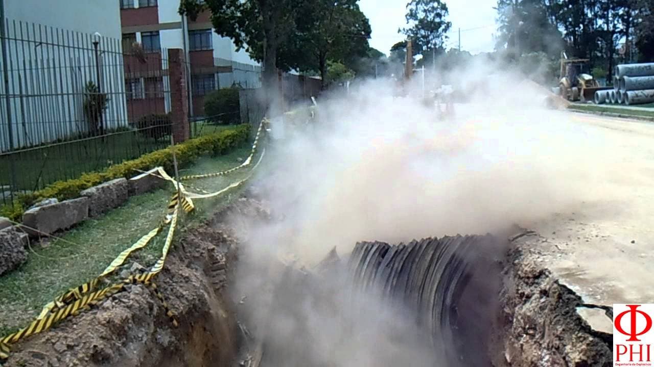 Miniatura do vídeo: Desmonte de rocha com explosivos em área urbana